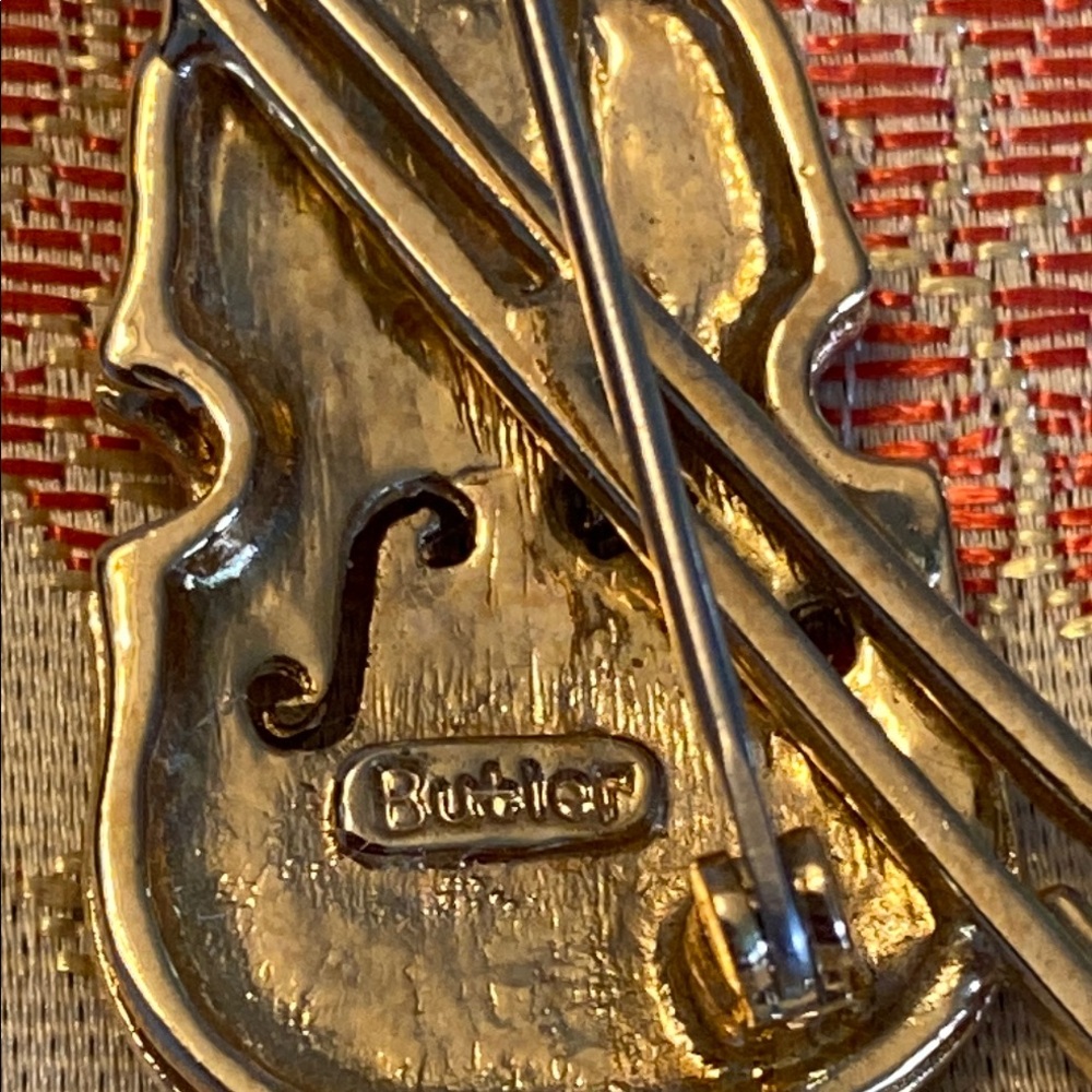 Butler Gold Violin Pin - Picture 5 of 6